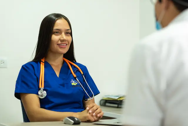 Profesional de HEALTH CARS brindando atención domiciliaria en Cartagena y Barranquilla
