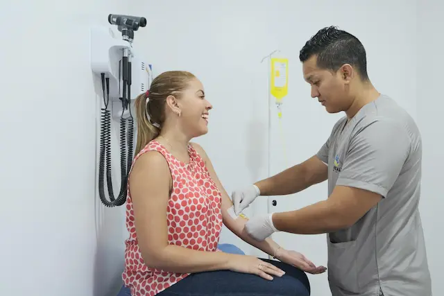 Sueroterapia intravenosa realizada por profesionales de HEALTH CARS